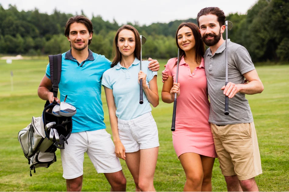 Groupe de jeunes gens qui jouent au golf